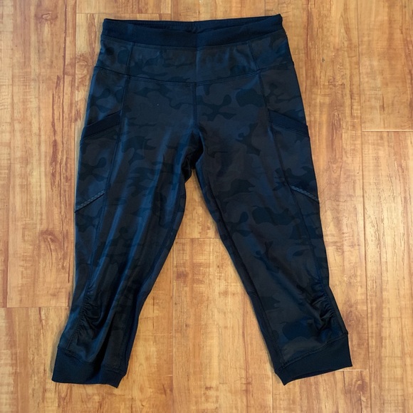 Lululemon Run for Fun Crop in Black Camo - Picture 2 of 6